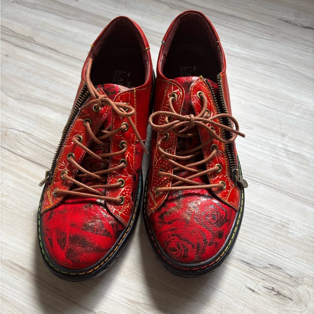 Stylish Red and Black Women's Sneakers - Picture 2 of 4